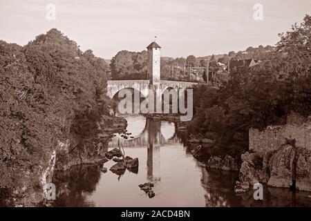 L'Europe, la France, l'Nouvelle-Aquitaine, Orthez, 14e siècle en pierre Pont sur le Gave de Pau Banque D'Images