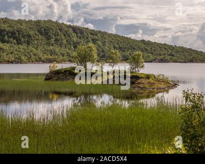 Vue depuis le sentier de l'Keiservarden. Keiservarden est un plateau sur la montagne haut de Veten Hill près de Bodø, Nordland, dans le nord de la Norvège. La Vaagovand Banque D'Images