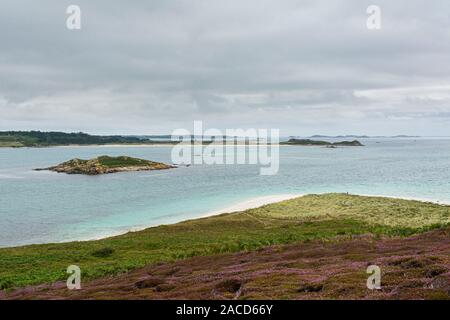 Tresco vu du sommet de North Hill sur Samson, îles de Scilly Banque D'Images