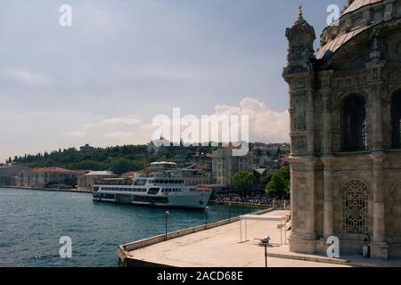 Vue de la célèbre mosquée Ortakôy historique, public et ferry. Il s'agit d'une journée ensoleillée à Istanbul. Banque D'Images