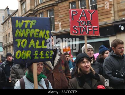 Glasgow, Royaume-Uni. 2 décembre 2019. ROYAUME-UNI. Les membres de l'Union universitaire et collégiale (UCU) de 60 établissements font grève du 25 novembre au 4 décembre. Ils sont en grève pour de meilleurs salaires et conditions de travail. Ces travailleurs se sont rassemblés aux marches de la rue Buchanan avec des bannières et des drapeaux Banque D'Images