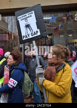 Glasgow, Royaume-Uni. 2 Décembre, 2019. UK. Les membres de l'université et collège Union (UCU) à 60 établissements prennent des mesures de grève du 25 novembre - 4 décembre. Ils font la grève pour de meilleurs salaires et conditions de travail. Ces travailleurs se sont réunis à l'escalier de la rue Buchanan avec bannières et drapeaux Crédit : Douglas Carr/Alamy Live News Banque D'Images