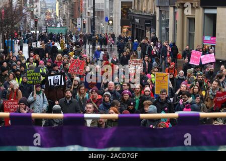 Glasgow, Royaume-Uni. 2 décembre 2019. ROYAUME-UNI. Les membres de l'Union universitaire et collégiale (UCU) de 60 établissements font grève du 25 novembre au 4 décembre. Ils sont en grève pour de meilleurs salaires et conditions de travail. Ces travailleurs se sont rassemblés aux marches de la rue Buchanan avec des bannières et des drapeaux Banque D'Images