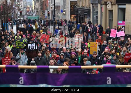 Glasgow, Royaume-Uni. 2 Décembre, 2019. UK. Les membres de l'université et collège Union (UCU) à 60 établissements prennent des mesures de grève du 25 novembre - 4 décembre. Ils font la grève pour de meilleurs salaires et conditions de travail. Ces travailleurs se sont réunis à l'escalier de la rue Buchanan avec bannières et drapeaux Crédit : Douglas Carr/Alamy Live News Banque D'Images