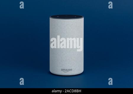 2017 La libération d'un Amazon Echo (2e génération) smart speaker et d'assistant personnel Alexa tourné contre un fond bleu foncé. Banque D'Images