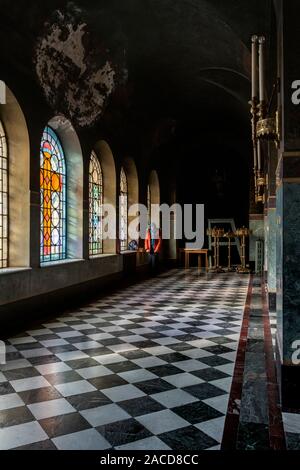 Vitraux et glorieux en marbre à l'intérieur de Saint Aleksandar Nevski Cathedral, Sofia, Bulgarie Banque D'Images