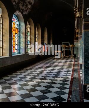 Vitraux et glorieux en marbre à l'intérieur de Saint Aleksandar Nevski Cathedral, Sofia, Bulgarie Banque D'Images