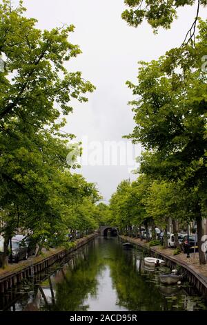 Vue sur le canal, des arbres et un pont à Edam. C'est une ville célèbre pour son fromage semi-rigide dans le nord-ouest de l'Espagne, dans la province de la Hollande du Nord. Banque D'Images