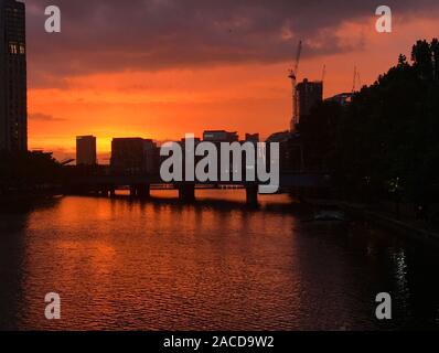 Coucher de soleil sur la rivière Yarra et le pont de Sandridge à Melbourne, Victoria, Australie. Banque D'Images