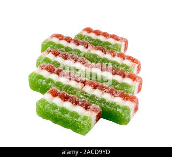 Trois est de couleur (rouge, vert, blanc ) à partir de bonbons bonbons fruits couleur isolé sur fond blanc. Une délicieuse friandise pour les enfants et les adultes. Banque D'Images