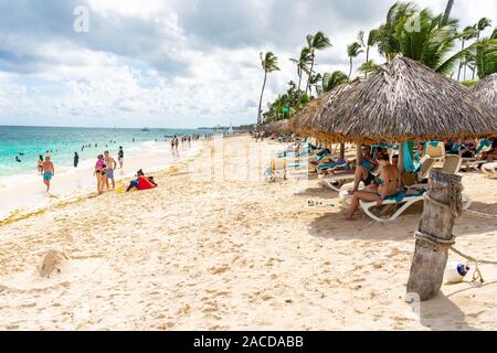 Punta Cana, République dominicaine - 24 octobre 2019 : Touristique bénéficiant d'une plage à Punta Cana, République dominicaine. Banque D'Images