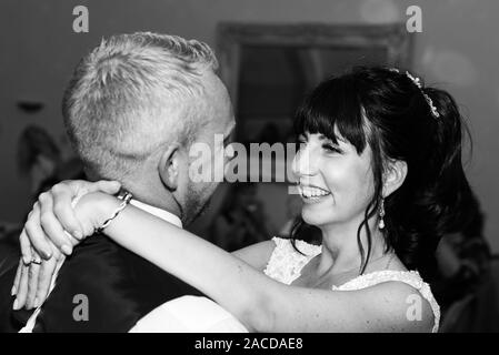 Un couple de jeunes mariés à prendre la piste de danse bref après avoir pris leurs voyelles et consacrer leur vie à l'un de l'autre, la première danse Banque D'Images