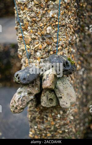 Plage de galets enfilées par chaîne à faire une sculpture Banque D'Images