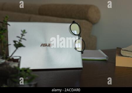 Tout nouveau Asus ZenBook ordinateur portable. Banque D'Images