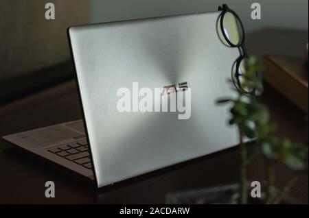 Tout nouveau Asus ZenBook ordinateur portable. Banque D'Images