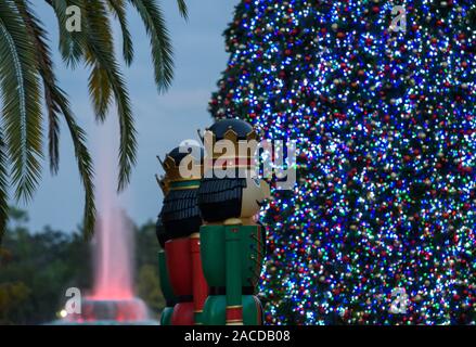Cassenoix géant et l'arbre de Noël au lac Eola Park dans le centre-ville d'Orlando, en Floride. Banque D'Images