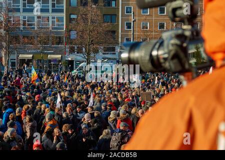 Braunschweig, Allemagne, le 30 novembre., 2019 : grande foule de personnes dans la manifestation contre le congrès du parti de l'AFD avec un flou délibérément vide Banque D'Images