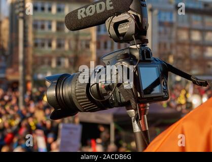 Braunschweig, Allemagne, le 30 novembre., 2019 : semi-professionnellement équipé d'appareil photo pour des enregistrements audio et vidéo lors de la manifestation's edge Banque D'Images