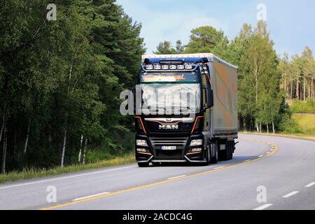 New MAN TGX chariot de Stengel LT remorque tire le long de la route nationale 25 finlandais vers port de Hanko en été. Raasepori, Finlande. Le 12 juillet 2019. Banque D'Images