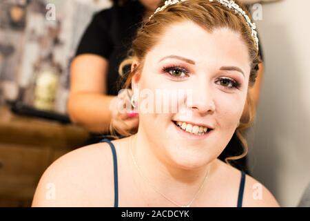 Une magnifique mariée de se préparer pour sa journée spéciale, suite nuptiale préparation ayant les cheveux et maquillage accompli lors de la préparation de la cérémonie de mariage Banque D'Images