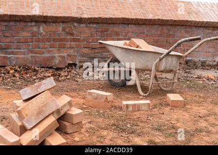 Close up photo du chantier de construction. Briques dans une brouette Banque D'Images