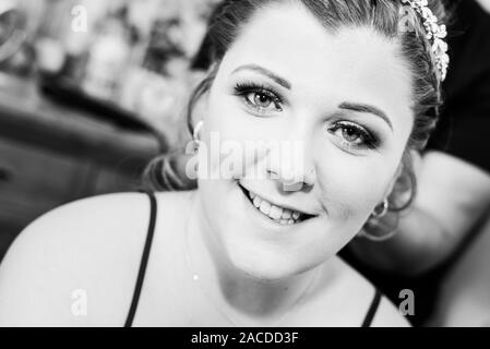 Une magnifique mariée de se préparer pour sa journée spéciale, suite nuptiale préparation ayant les cheveux et maquillage accompli lors de la préparation de la cérémonie de mariage Banque D'Images