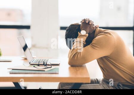 Épuisé african manager se sentir triste et désespéré Banque D'Images