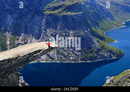 Vue panoramique de Trolltunga (le célèbre Troll's tongue destination norvégien) et le lac Ringedalsvatnet en Odda avec randonneur sur le rocher, la Norvège Banque D'Images