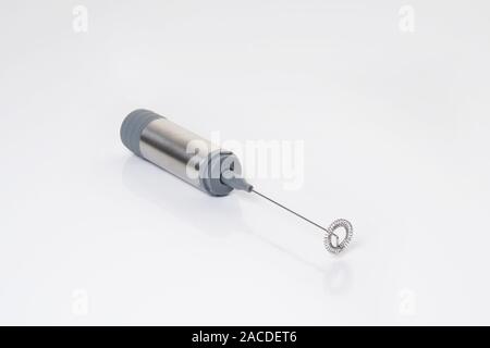 Mousseur à lait en acier inoxydable ou cappuccino creamer sur fond blanc Banque D'Images