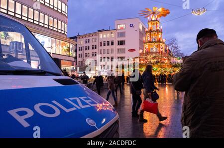 Hanovre, Allemagne. 09Th Nov, 2019. Policiers fixent la pyramide de Noël à Kröpcke non loin du marché de Noël au crépuscule. En fonction de la ville de Hanovre, la plus grande pyramide de Noël à l'italienne dans le monde est de 18 mètres de haut et crée une atmosphère de Noël dans le centre-ville. Credit : Julian Stratenschulte/dpa/Alamy Live News Banque D'Images