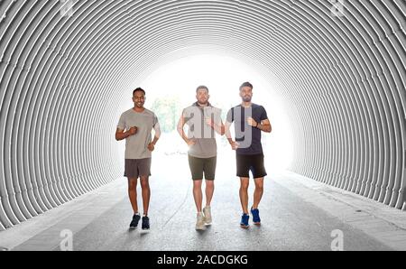 Les jeunes hommes ou des amis en marche en plein air Banque D'Images