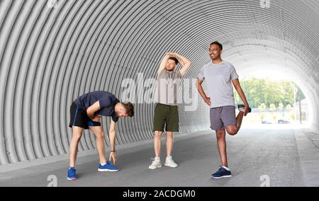 Les hommes ou les amis masculins les étirements avant la formation Banque D'Images