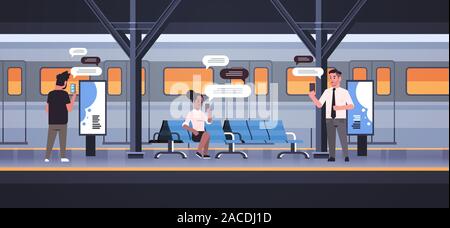 Les gens à l'aide de la plate-forme Chatter Mobile app sur smartphone réseau social bulle chat communication concept Subway train ou de la gare ferroviaire d'illustration vectorielle horizontale pleine longueur Illustration de Vecteur