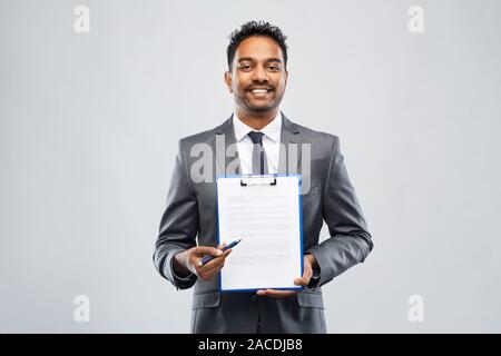 Homme d'affaires indien avec contrat sur le presse-papiers Banque D'Images