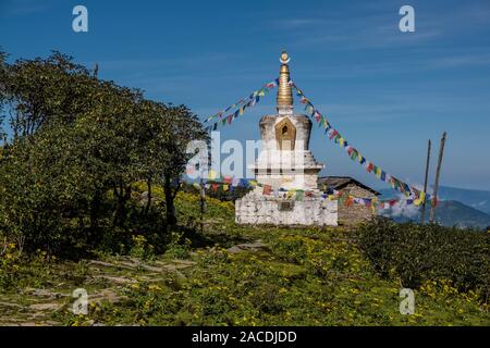 Stupa bouddhiste blanc avec les drapeaux de prières dans un paysage montagneux près de la note de Lamjura La Banque D'Images