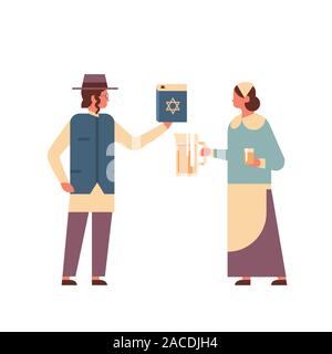 Juifs couple holding bible book homme femme juive et verseuse en vêtements traditionnels se tenant ensemble happy hanukkah judaïsme fêtes religieuses pleine longueur concept vector illustration Illustration de Vecteur