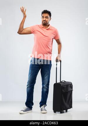 L'homme indien en maillot avec un sac de voyage en haussant les Banque D'Images