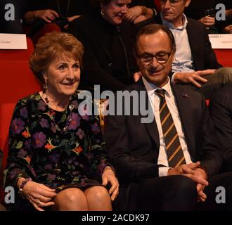 Theater aan het Spui, La Haye. Lundi 2 Décembre, 2019. S.a.r. la princesse Margriet des Pays-Bas en sa qualité de Président honoraire de la Croix-Rouge néerlandaise, cet après-midi, ont assisté à la conférence d'Henry Dunant et un adieu à Mme Inge Brakman, Président de la Croix-Rouge. La conférence semestrielle a été donné par le général de brigade de la Royal Dutch Marines, Patrick Cammaert. Henry Dunant a été le fondateur de la Croix-Rouge internationale. Image de droite à gauche : le général de brigade, Patrick Cammaer et Son Altesse Royale la princesse Margriet des Pays-Bas. © Charles M Vella/Alamy Live News Banque D'Images