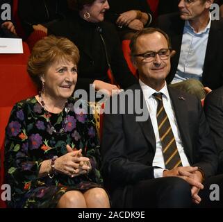 Theater aan het Spui, La Haye. Lundi 2 Décembre, 2019. S.a.r. la princesse Margriet des Pays-Bas en sa qualité de Président honoraire de la Croix-Rouge néerlandaise, cet après-midi, ont assisté à la conférence d'Henry Dunant et un adieu à Mme Inge Brakman, Président de la Croix-Rouge. La conférence semestrielle a été donné par le général de brigade de la Royal Dutch Marines, Patrick Cammaert. Henry Dunant a été le fondateur de la Croix-Rouge internationale. Image de droite à gauche : le général de brigade, Patrick Cammaer et Son Altesse Royale la princesse Margriet des Pays-Bas. © Charles M Vella/Alamy Live News Banque D'Images