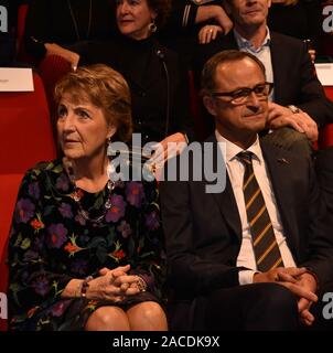 Theater aan het Spui, La Haye. Lundi 2 Décembre, 2019. S.a.r. la princesse Margriet des Pays-Bas en sa qualité de Président honoraire de la Croix-Rouge néerlandaise, cet après-midi, ont assisté à la conférence d'Henry Dunant et un adieu à Mme Inge Brakman, Président de la Croix-Rouge. La conférence semestrielle a été donné par le général de brigade de la Royal Dutch Marines, Patrick Cammaert. Henry Dunant a été le fondateur de la Croix-Rouge internationale. Image de droite à gauche : le général de brigade, Patrick Cammaer et Son Altesse Royale la princesse Margriet des Pays-Bas. © Charles M Vella/Alamy Live News Banque D'Images