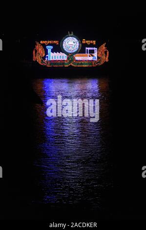 Un flotteur lumineux jette sa réflexion sur la rivière Tonle Sap au cours de la fête de l'eau du Cambodge, Phnom Penh, Cambodge. © Kraig Lieb Banque D'Images