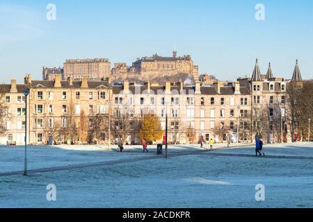 Le Château d'Édimbourg et Glengyle terrasse bâtiments vus de Bruntsfield Links parc en hiver - Fountainbridge, Édimbourg, Écosse, Royaume-Uni Banque D'Images