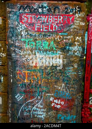 Le Champ de Fraises Gates rendu célèbre par la chanson des Beatles Strawberry Fields Forever, sorti en 1967 Banque D'Images