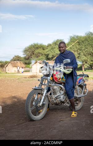 Même, la Tanzanie, 11 juin 2019 : l'homme Massaï avec son vélo Banque D'Images