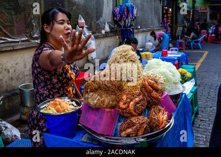 Un Street Food au marché Bogyoke Aung San, Yangon, Myanmar. Banque D'Images