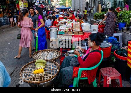 Des stands de nourriture de rue au marché Bogyoke Aung San, Yangon, Myanmar. Banque D'Images