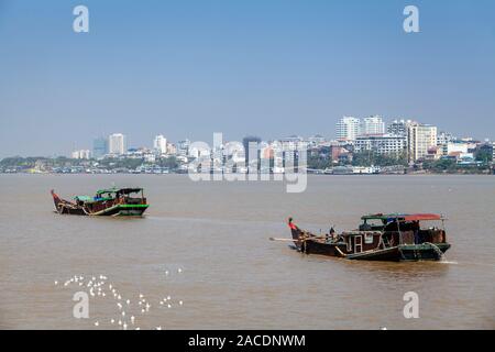 Les cargos traditionnels sur le fleuve Yangon, Yangon, Myanmar. Banque D'Images