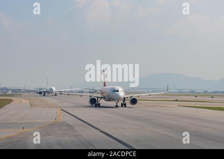 Hong Kong, 20 OCT : avion prêt à décoller de la célèbre l'Aéroport International de Hong Kong le 20 octobre 2019 à Hong Kong, Chine Banque D'Images