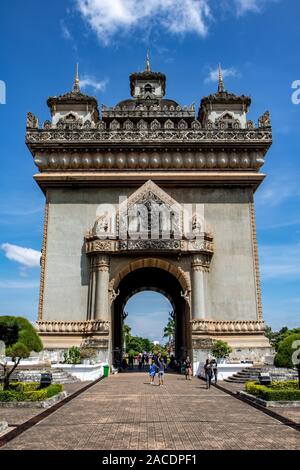 VIENTIANE, LAOS, 30 octobre 2016, Porte de triomphe - Patuxai, mémorial de la guerre à la ville de Vientiane, Laos. Banque D'Images