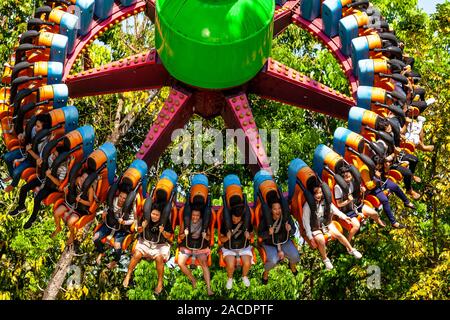 Les jeunes sur un Fairgound Ride dans le People's Park, Yangon, Myanmar. Banque D'Images